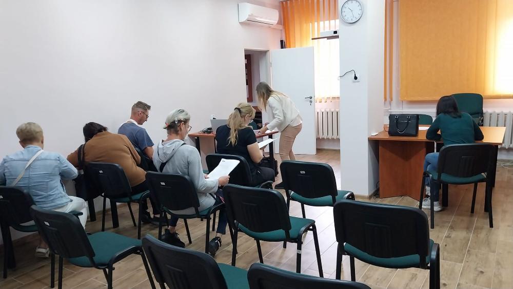 uczestnicy giełdy wypełniają ankietę kwalifikacyjną do pracy