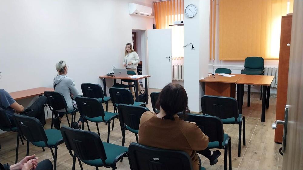 pracownik firmy DINO POLSKA przedstawia warunki zatrudnienia uczestnikom giełdy pracy